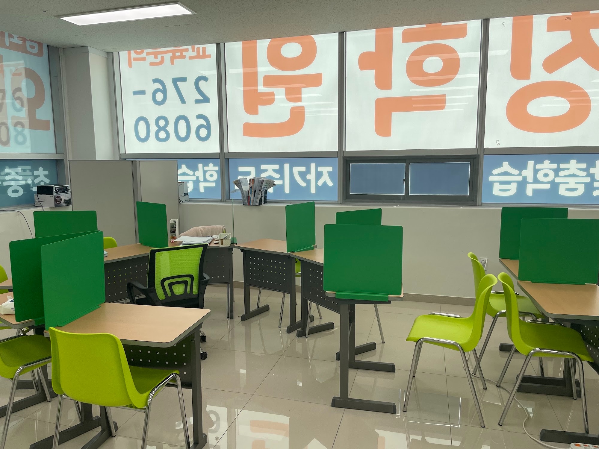 와와학습코칭 남외점 자습실 — 칸막이가 있는 개인 학습석에서 학생들이 자기주도학습을 하는 모습