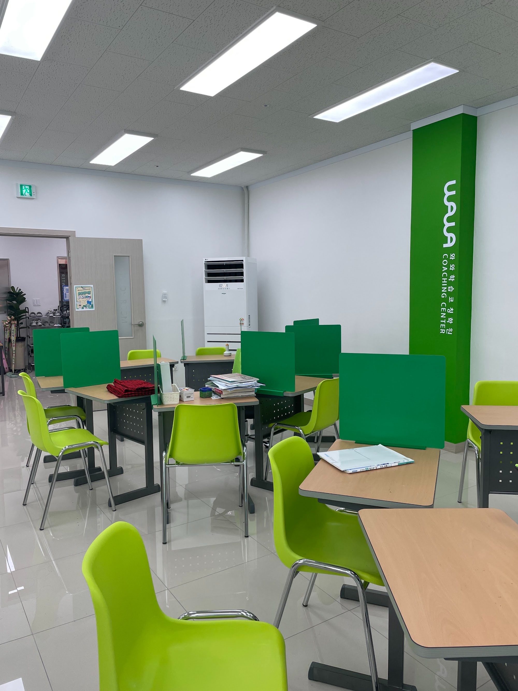 울산 중구 남외동 와와학습코칭 남외점 자습 공간 — 브랜드 벽과 개인 학습석이 놓인 모습