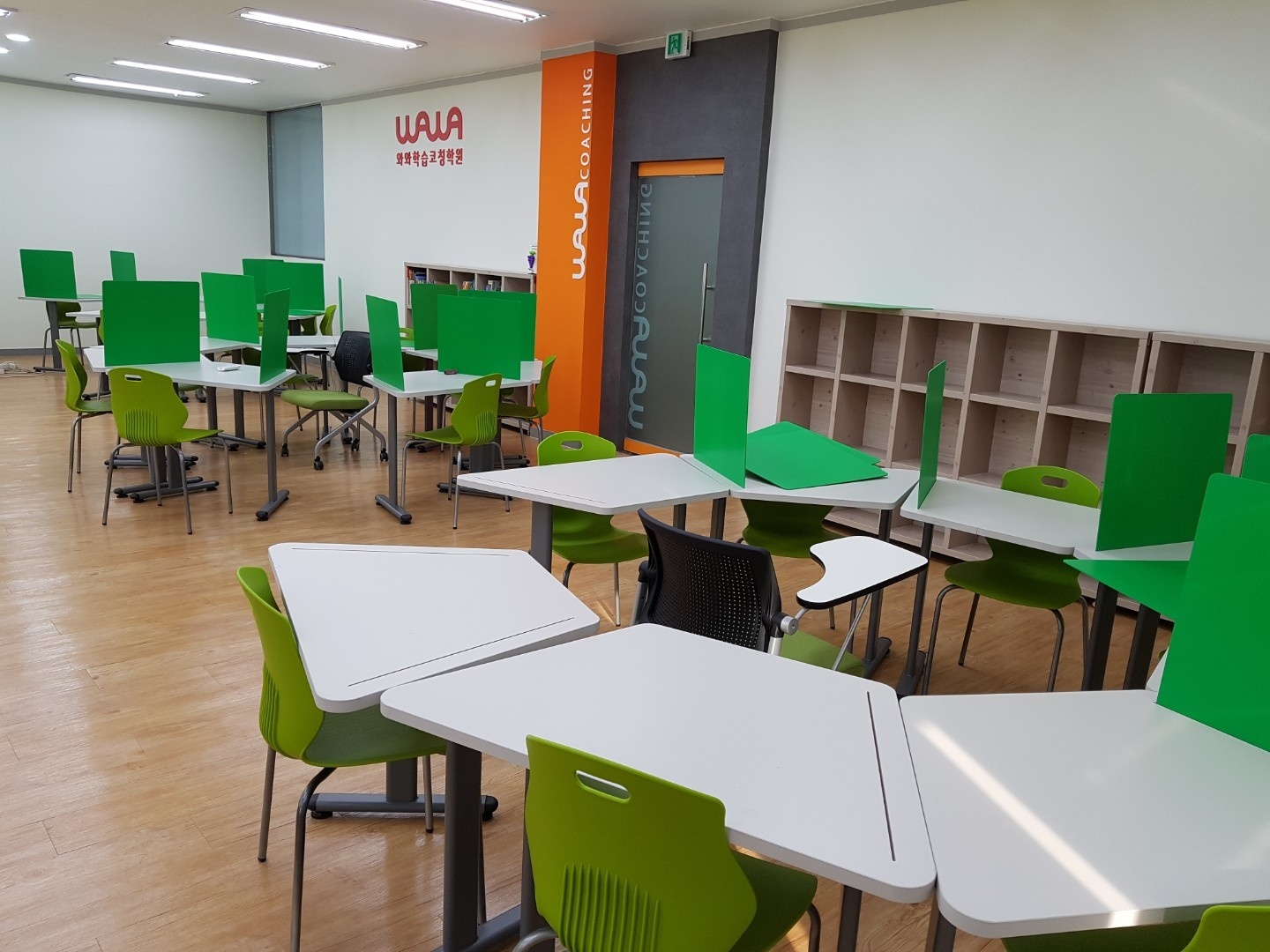 충주 칠금동 와와학습코칭 칠금점 자습실 — 칸막이 학습석이 놓인 자기주도 학습 공간