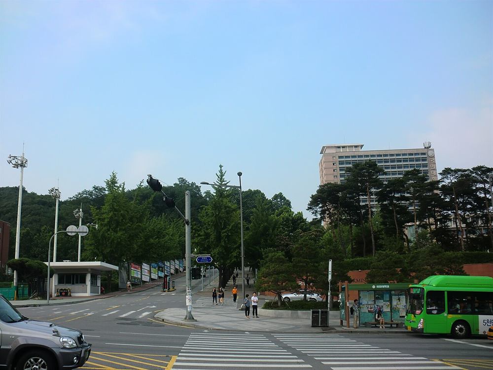 국민대학교 정문