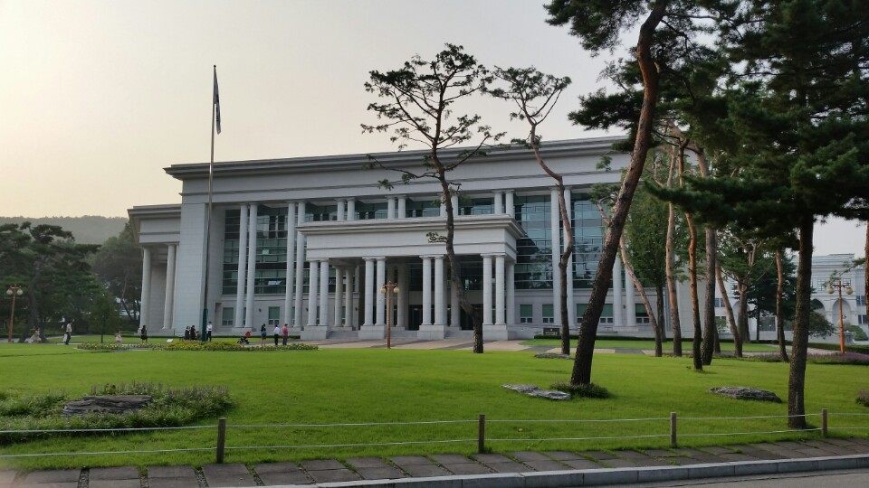 서울 노원구 삼육대학교 캠퍼스의 개교 100주년 기념관과 잔디밭