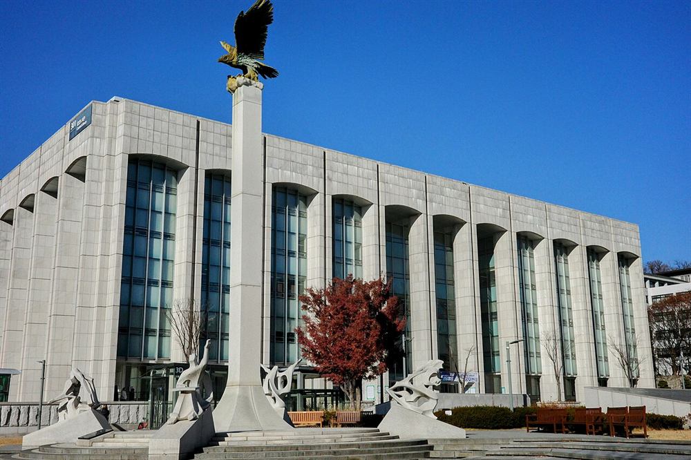 연세대학교 신촌캠퍼스 중앙도서관과 독수리상